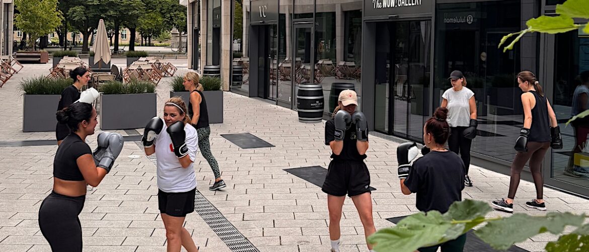 Tipps vom Coach: Boxen ist mehr als ein Workout. Frauen bei unserem Early Morning Boxing Training im Dorotheenquartier, im DOQU Garden, in Stuttgart