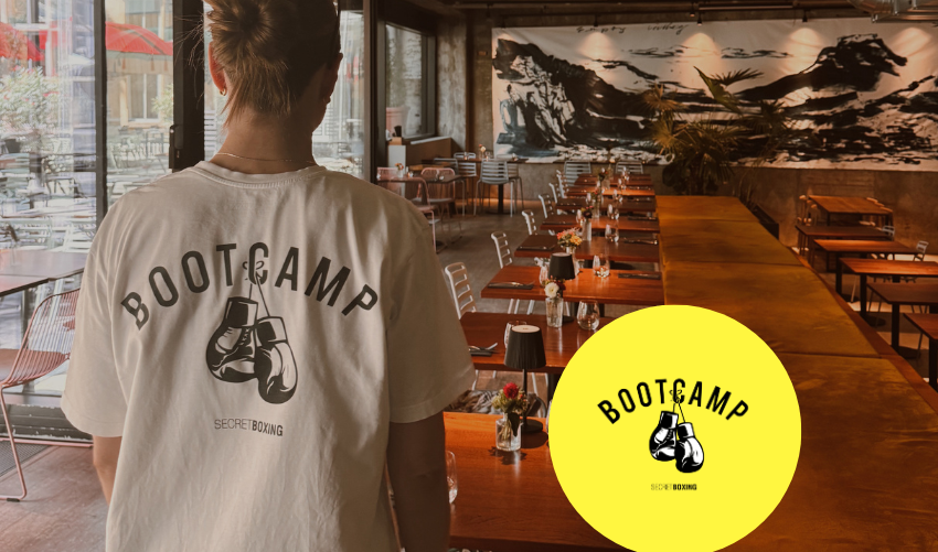 SECRETBOXING Bootcamp&Brunch. Brunchlocation für nach dem Bootcamp Citizen Long indoor. Mit auf dem Bild Coach Wanda von hinten mit Bootcamp T-Shirt. Bootcamp Logo als gelber Button.